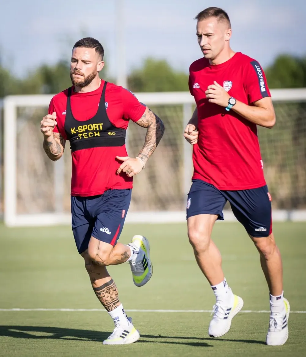 Nahitan Nández en la práctica del Cagliari