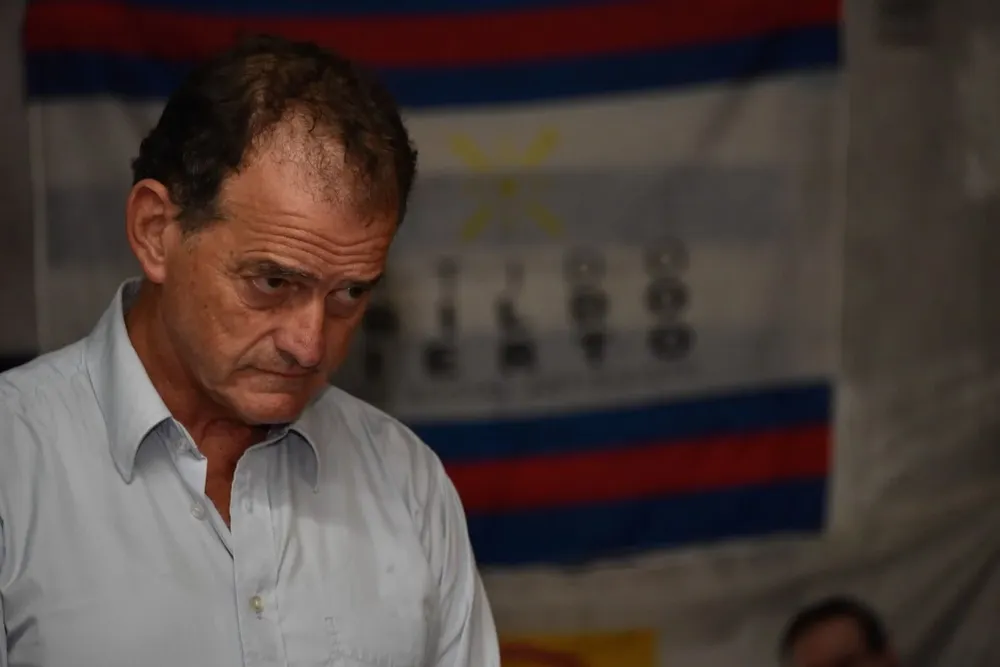 Manini Ríos entregó un documento a Azucena Arbeleche