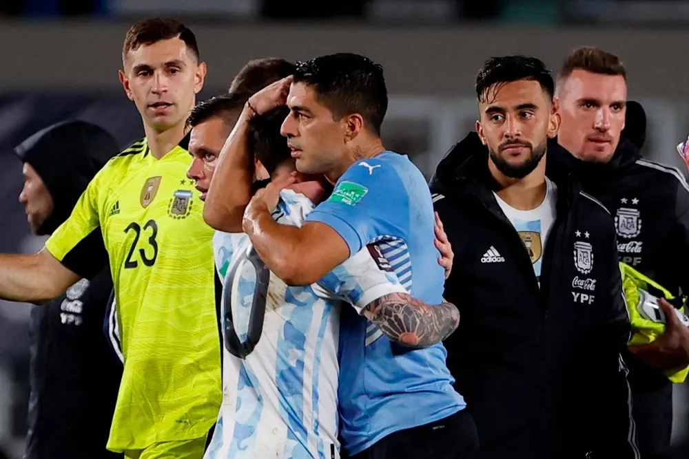 Abrazo entre Messi y Suárez, amigos