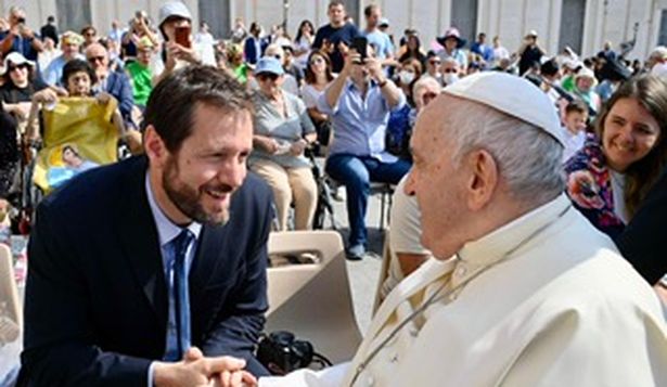 El publicista Juan Della Torre y el papa Francisco, en el Vaticano.
