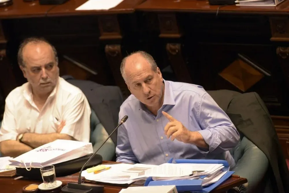 Ministro Murro durante la interpelación.