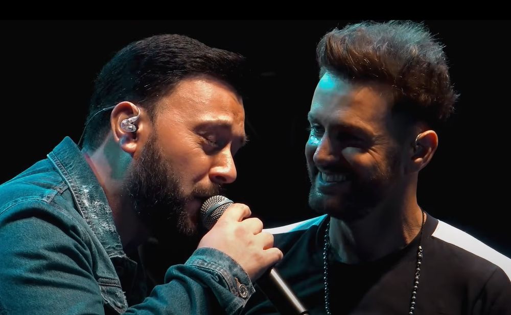 Lucas Sugo y Axel cantando juntos