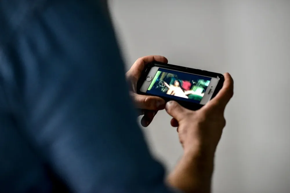 La mayoría accede a los videos porno desde un teléfono inteligente.