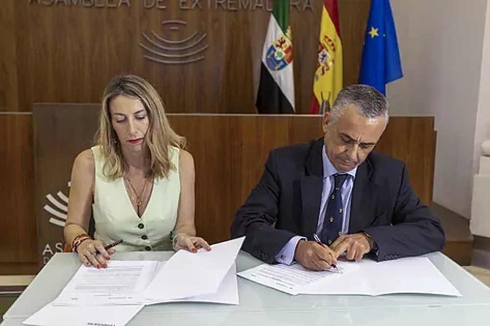 María Guardiola y Ángel Pelayo, en la firma del acuerdo de gobierno de coalición entre PP y VOX