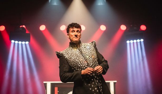 Mag Lari une magia con humor en la escena teatral de Madrid