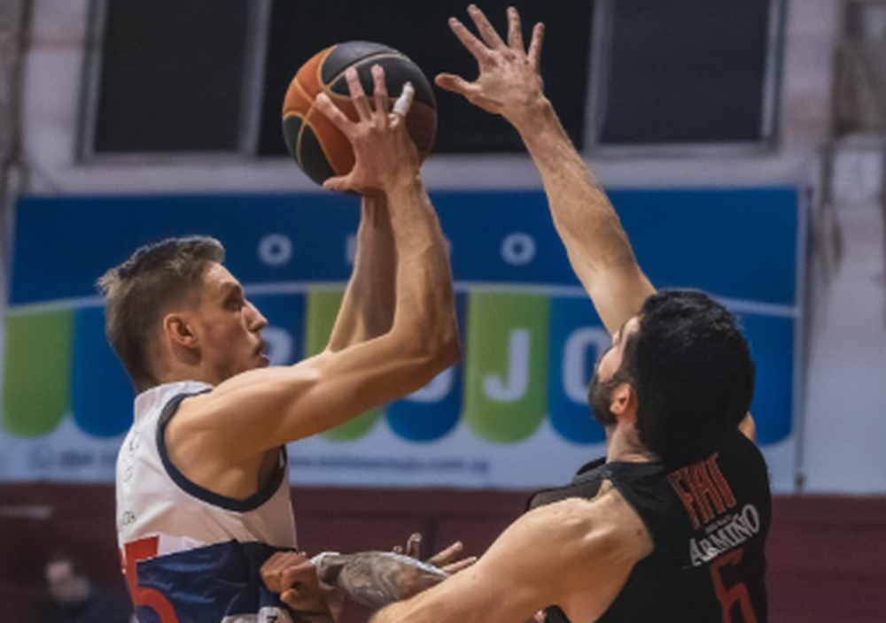 Escena del partido entre Defensor Sporting y Aguada