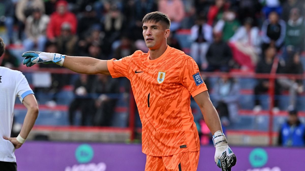 Sergio Rochet vuelve al arco y Federico Viñas liderará el ataque: el probable equipo de Marcelo Bielsa en la selección uruguaya ante Argelia