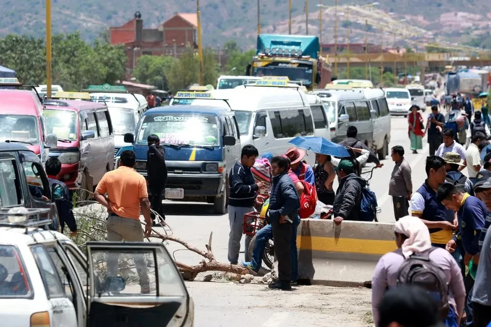 Los bloqueos, que se intensificaron los últimos días, mantienen incomunicadas las regiones occidental y oriental de Bolivia desde hace más de una semana.