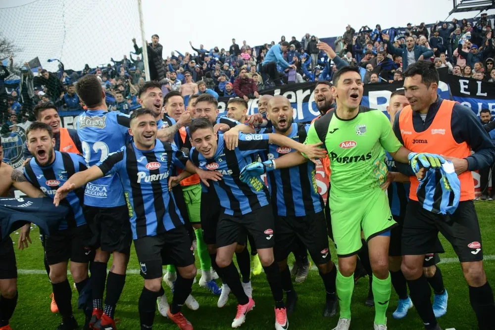 El festejo de los jugadores de Liverpool tras ganar la final a River Plate en tanda de penales