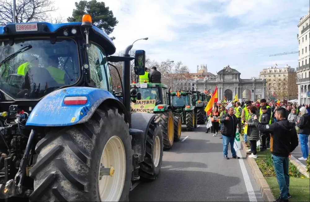 Tractores en la Puerta de Alcalá, en Madrid.
