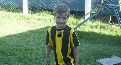 El niño que cumplió su sueño de jugar en Peñarol