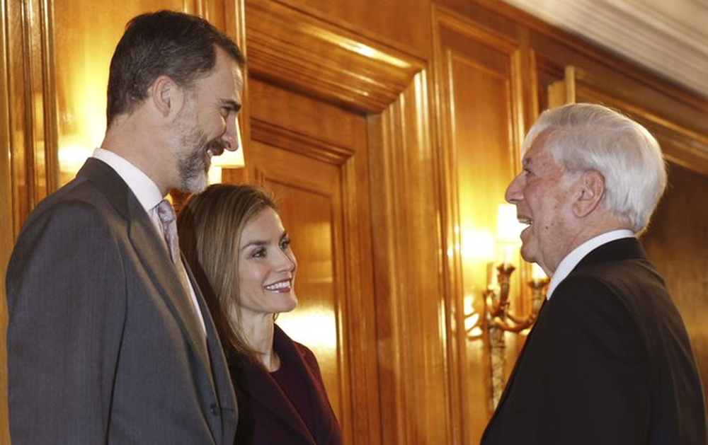 Felipe VI, y la reina Letizia junto a Mario Vargas Llosa.