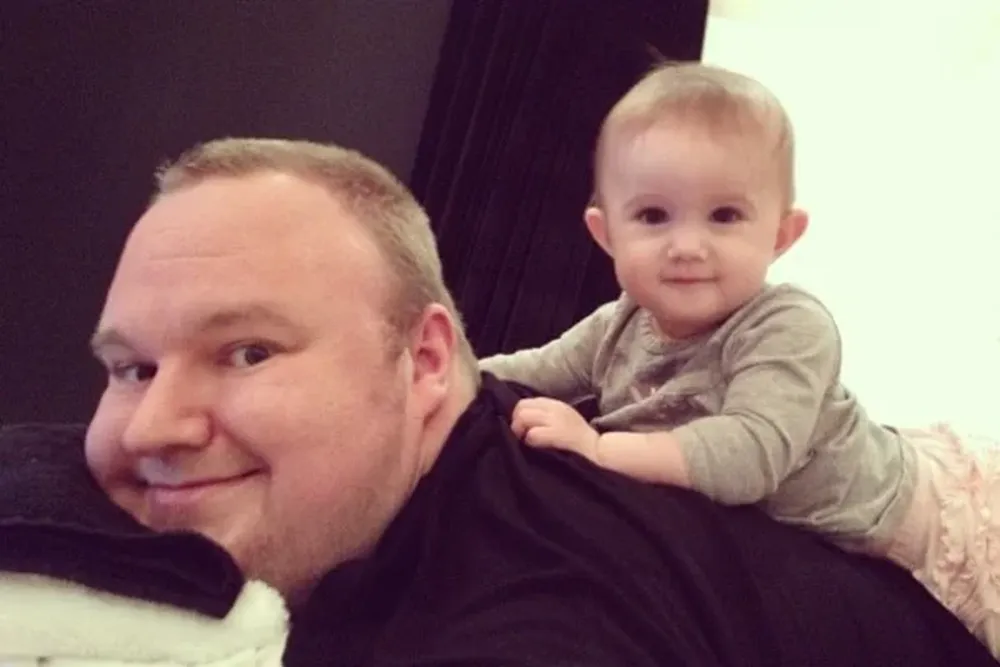 Fui acusado, mis bienes fueron congelados, mis negocios destruidos, los coches se han ido... ¿Qué te parece que me importa?, tuiteó Kim Dotcom el miércoles junto con esta foto