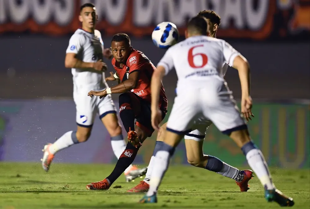 Leo Pereira remata ante Camilo Cándido