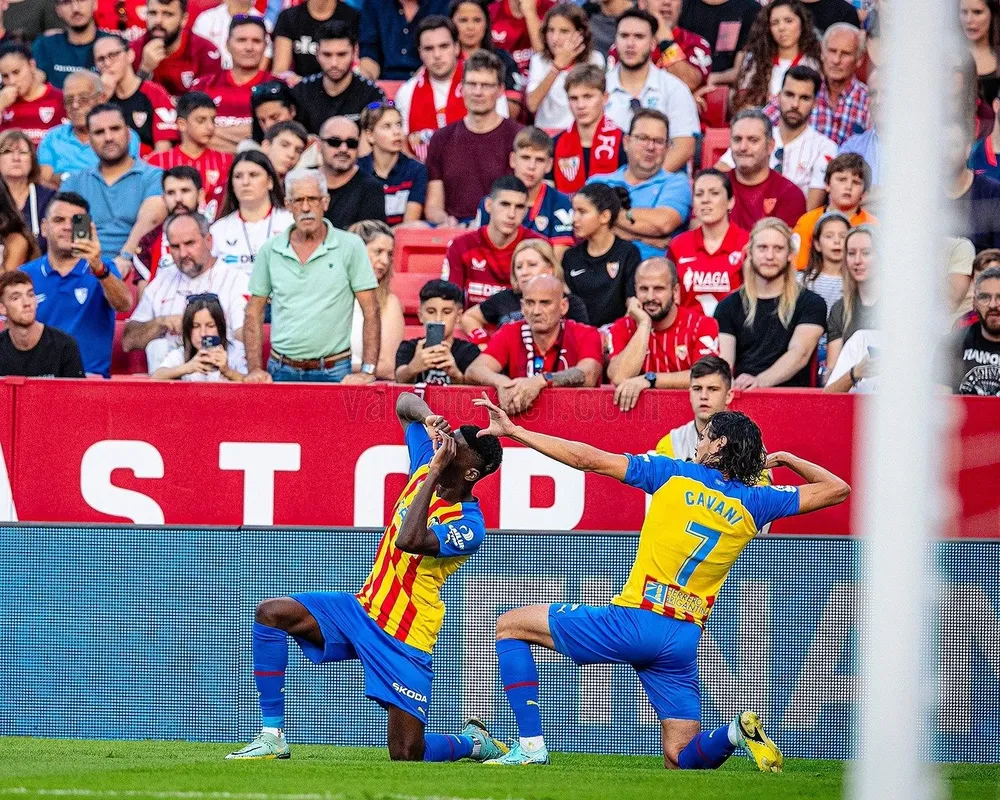 Edinson Cavani e Ilaix Moriba festejan el gol del uruguayo a Sevilla