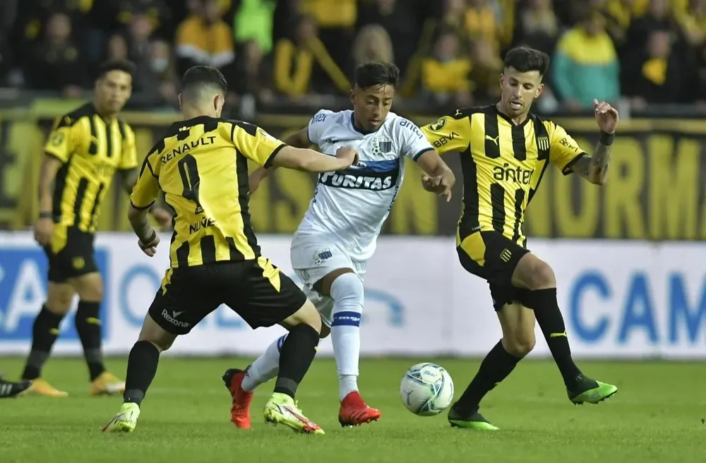 Fabricio Díaz ante Peñarol