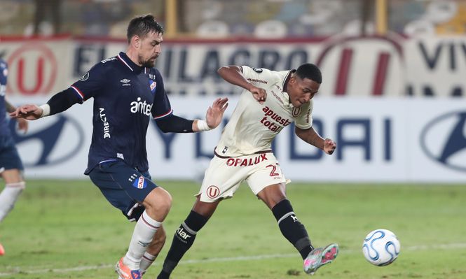 Sebastián Coates contra José Carabalí en el partido entre Universitario y Nacional