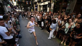 Varias personas corren durante la 25ª edición de la Carrera de Tacones, en la calle Pelayo, a 4 de julio de 2024, en Madrid (España). 