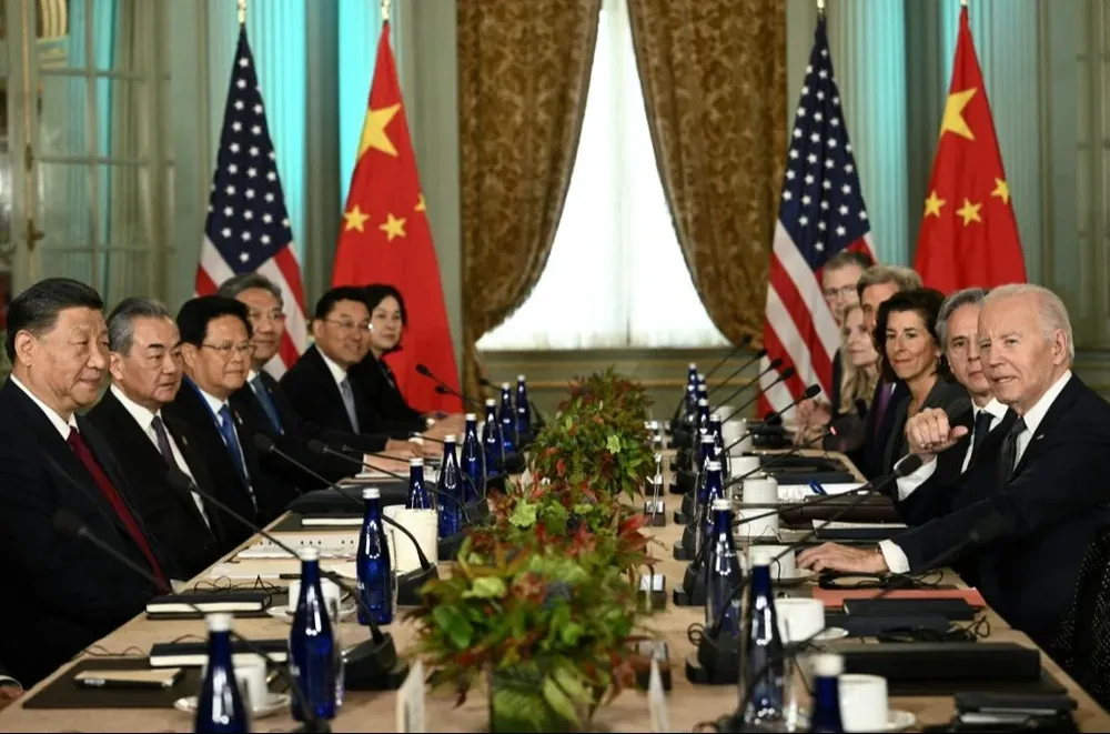 Biden y Xi junto a sus comitivas en el primer contacto cara a cara en un año lleno de tensiones.