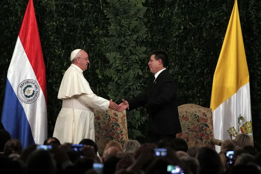 El papa se saluda públicamente con el presidente de Paraguay Horacio Cartes