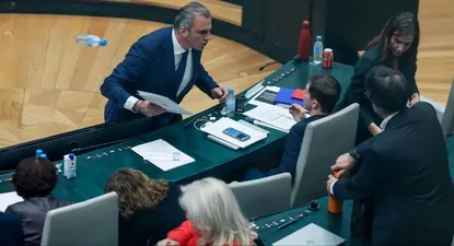 Momento en el que el portavoz de Vox en el Ayuntamiento de Madrid, Javier Ortega Smith, se encara y tira unos papeles y una botella de agua vacía al edil Eduardo Fernández Rubiño, concejal de Más Madrid, en su escaño.