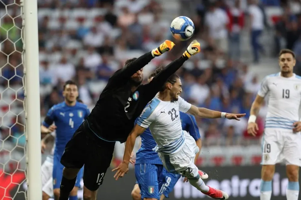 Martín Cáceres disputa la pelota con Giorgio Donnarumma
