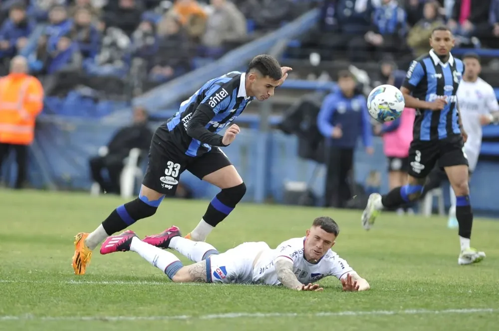 Antoni bajó al Colo Ramírez y cortó afuera del área una situación manifiesta de gol: roja directa