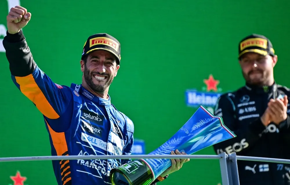 Daniel Ricciardo celebra su victoria en Monza; al lado suyo, Valtteri Bottas, quien terminó tercero