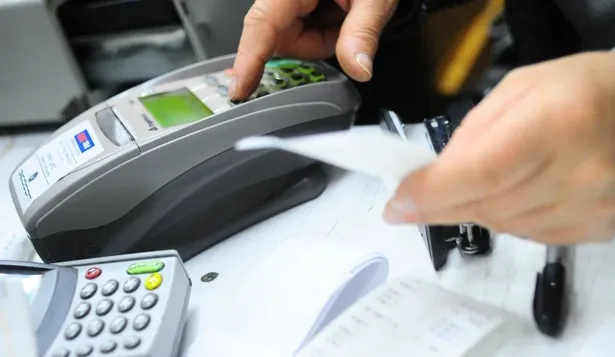 Acuerdo permitirá que arancel máximo de débito para pequeños comercios caiga a 0,85%