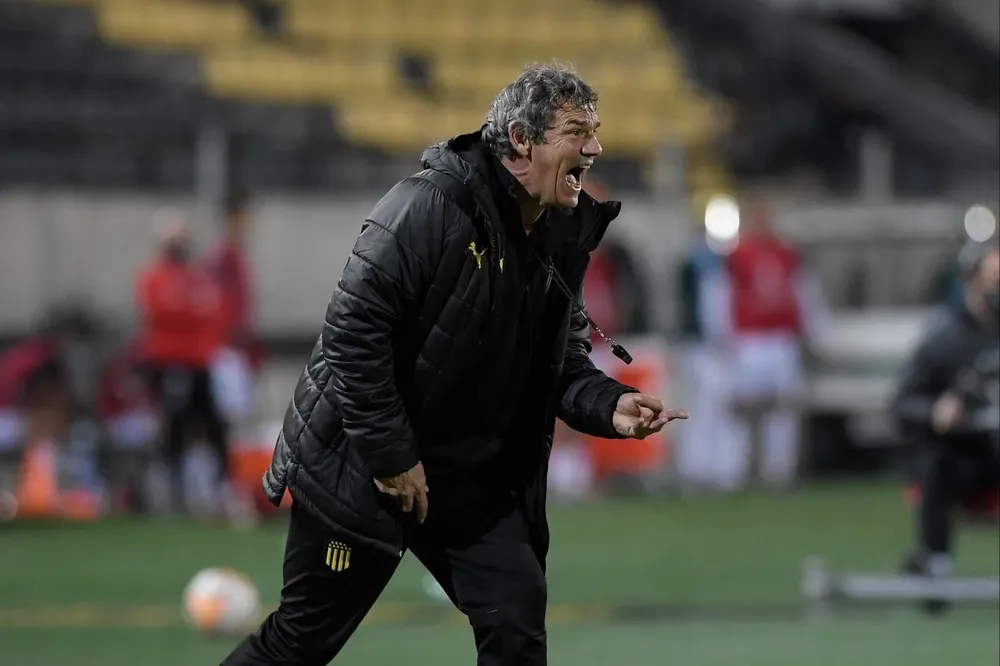 Mario Saralegui dirige a Cerro Largo en el Gran Parque Central