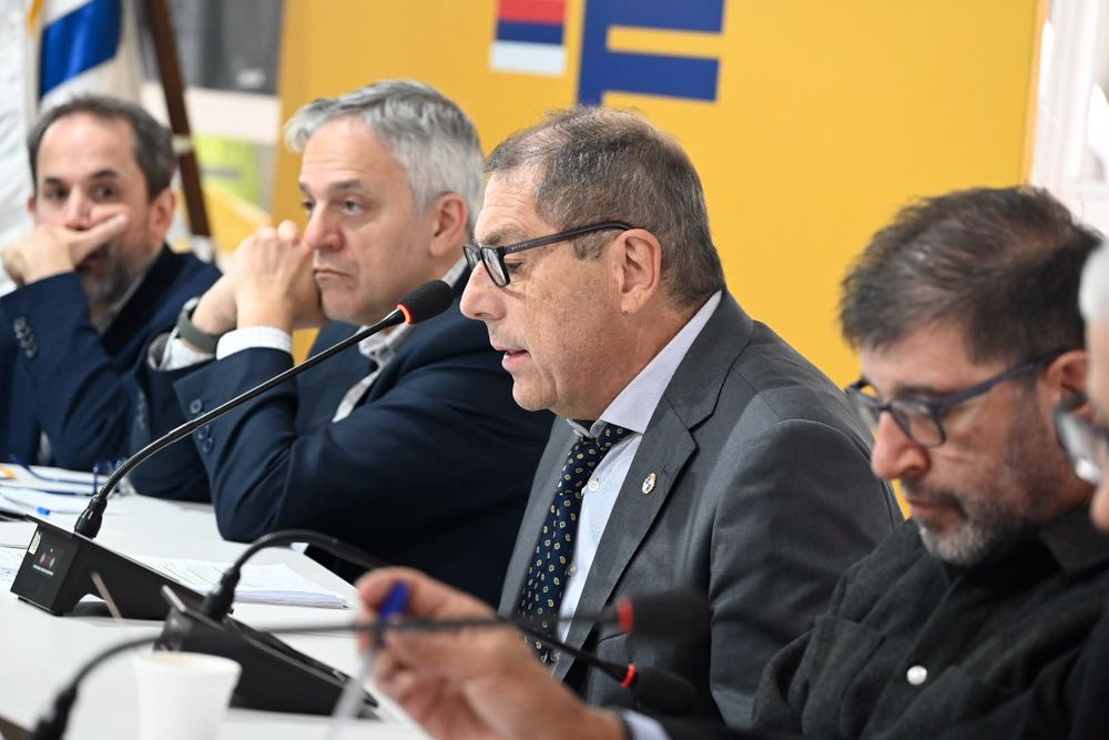 El ministro Gabriel Oddone en la reunión con el Secretariado Ejecutivo del Frente Amplio