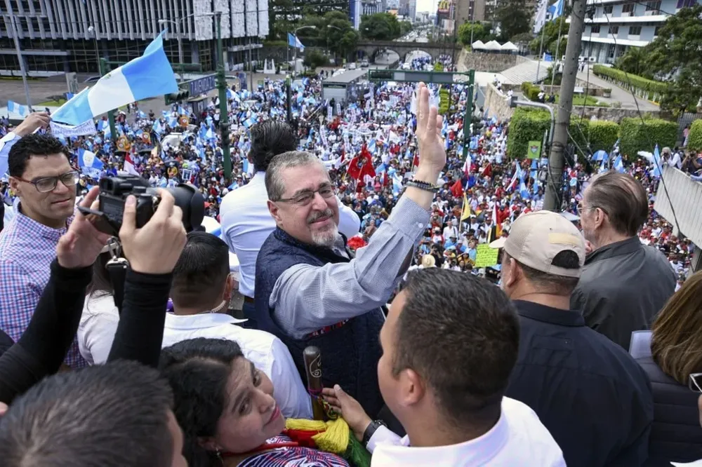 El presidente electo, Bernardo Arévalo, que enfrenta una ofensiva del poder Judicial, recibió el apoyo de varias cámaras empresarias de Guatemala