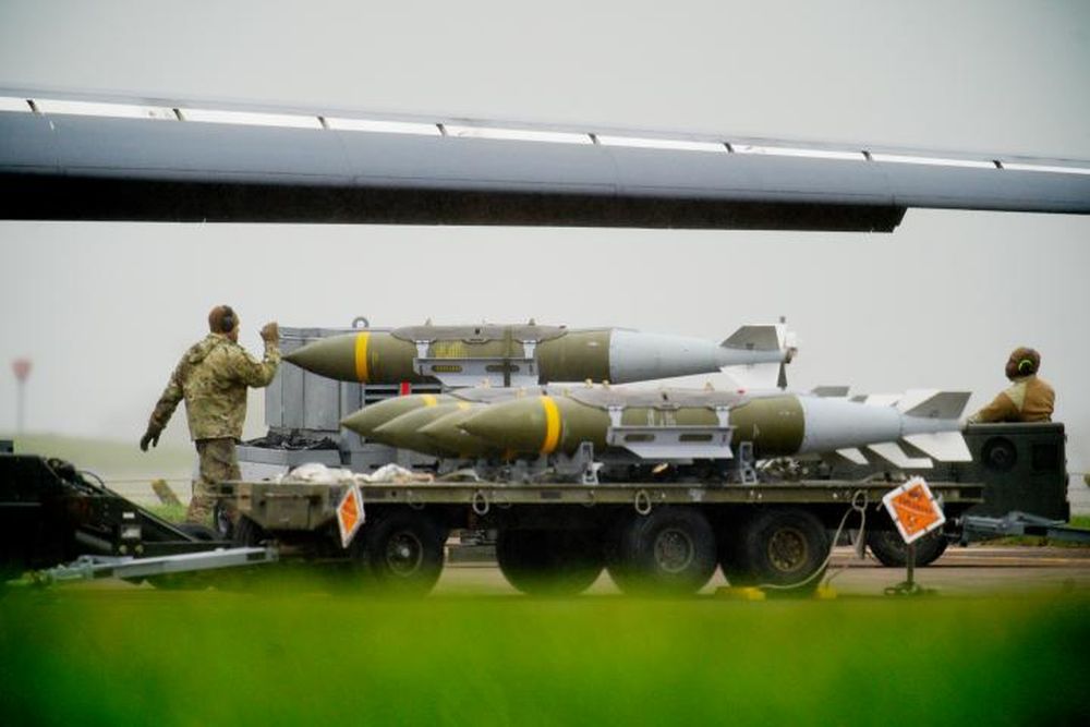 Un bombardero estadounidense B-, siendo amunicionado en la base británica de la RAF de Fairford, en Gloucestershire.