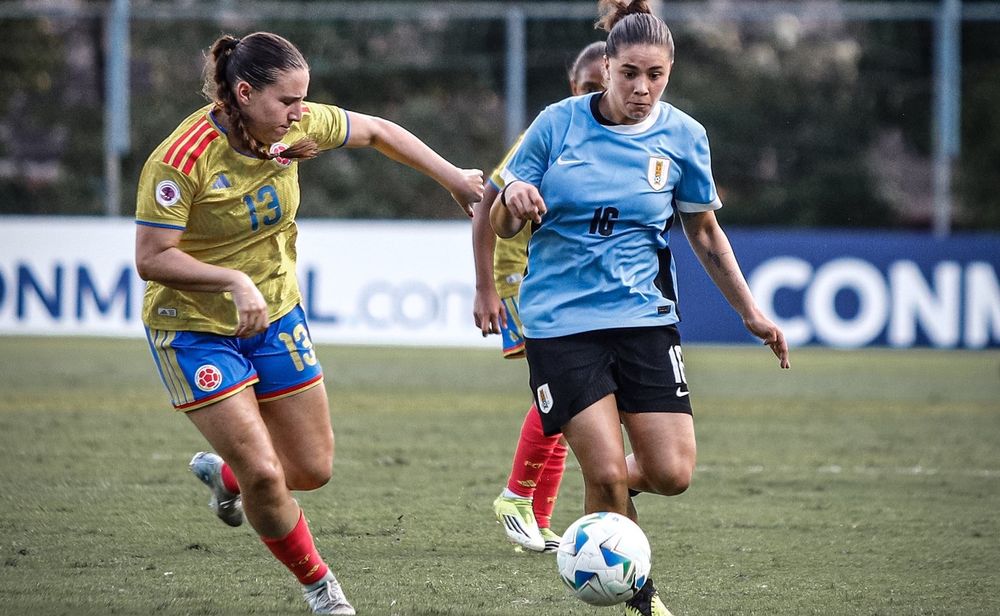 Allegra Rodríguez de Uruguay lleva el balón ante la marca de una rival de Colombia en el Campeonato Sudamericano sub 20 femenino 2026