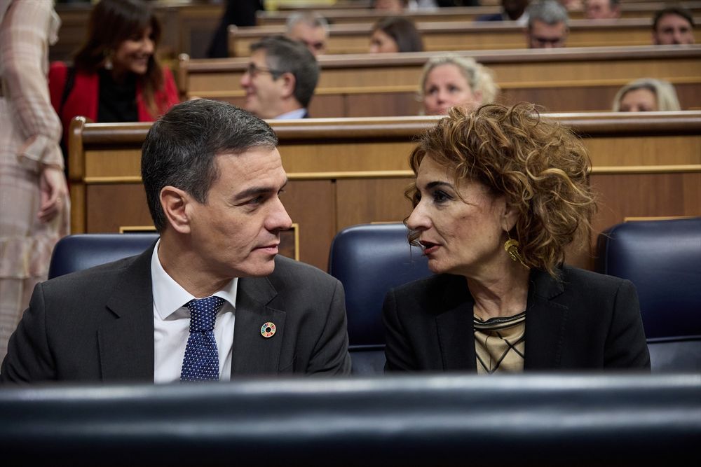 El presidente del Gobierno, Pedro Sánchez, y la ministra de Hacienda, María Jesús Montero. EUROPA PRESS