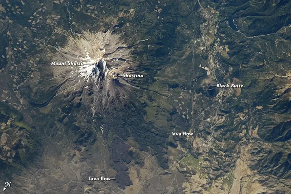 Shasta, California Este volcán cuenta con dos conos, los cuales hicieron erupción durante el período Holoceno, hace por lo menos 10.000 años. No obstante, la última erupción significante del Shasta fue hace 216 años.