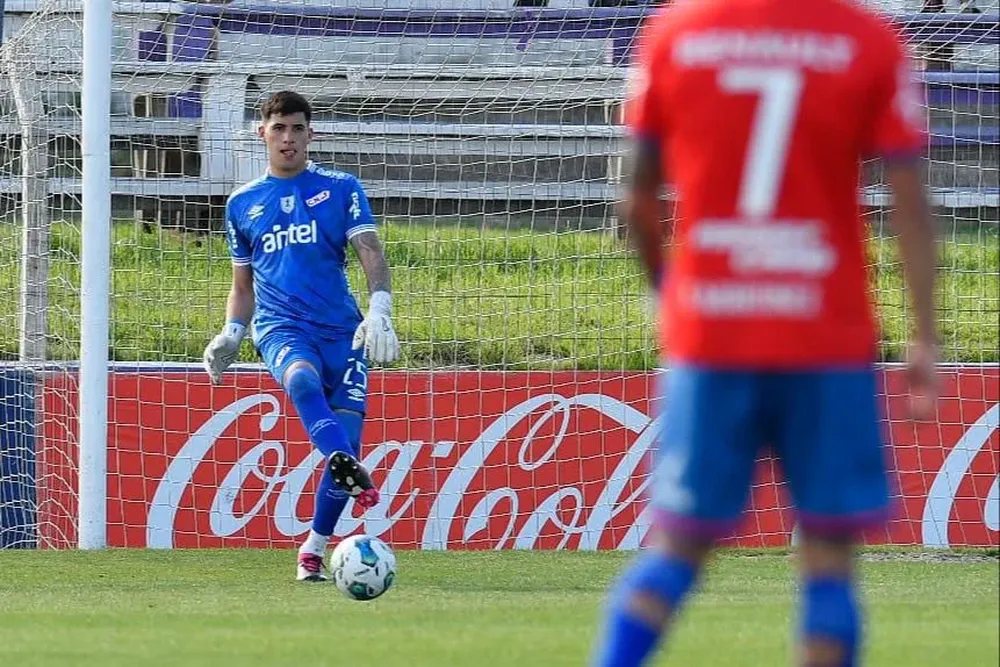 El juvenil arquero Ignacio Suárez debutó en el primer equipo de Nacional ante Fénix