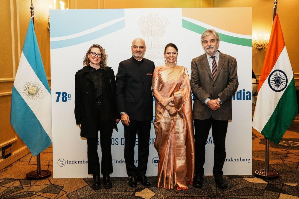 El embajador Dinesh Bhatia y su esposa Seema junto a Daniel Filmus 