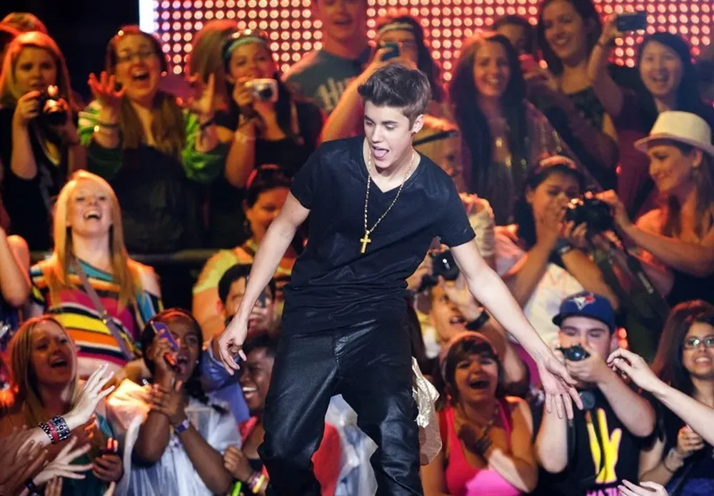 Beliebers en la presentación de Justin Bieber en los Much Music Video Awards 2012 en Toronto, Canadá