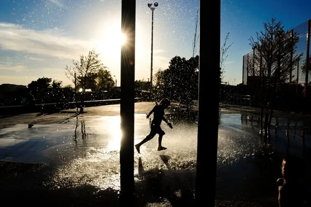 Jueves 19. Un niño juega en la fuente del espacio público recientemente inaugurado Plaza Casavalle, un lugar para todos.