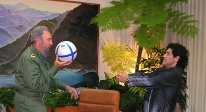 Me siento cubano, dijo Maradona al llegar a Cuba