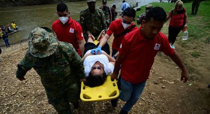 Una migrante herida es transportada a un campamento humanitario en el Darién en septiembre de 2024.