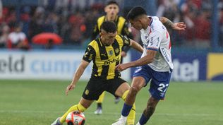 Leonardo Fernández de Peñarol ante Diego Romero de Nacional por la final de la Liga AUF Uruguaya