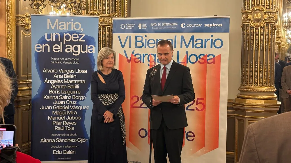 Victoria Bazaga, Consejera de Cultura de Extremadura, y Raúl Tola, Director de la Cátedra Vargas Llosa, en la presentación de la Bienal Vargas Llosa en Madrid.
