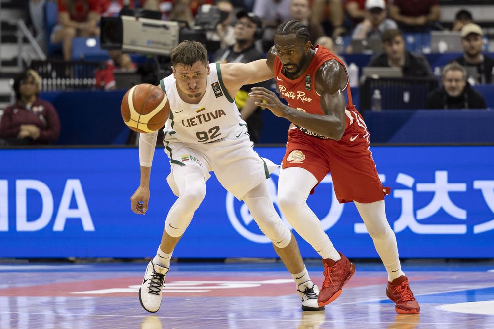 Edgaras Ulanovas de Lituani y Davon Reed de Puerto Rico