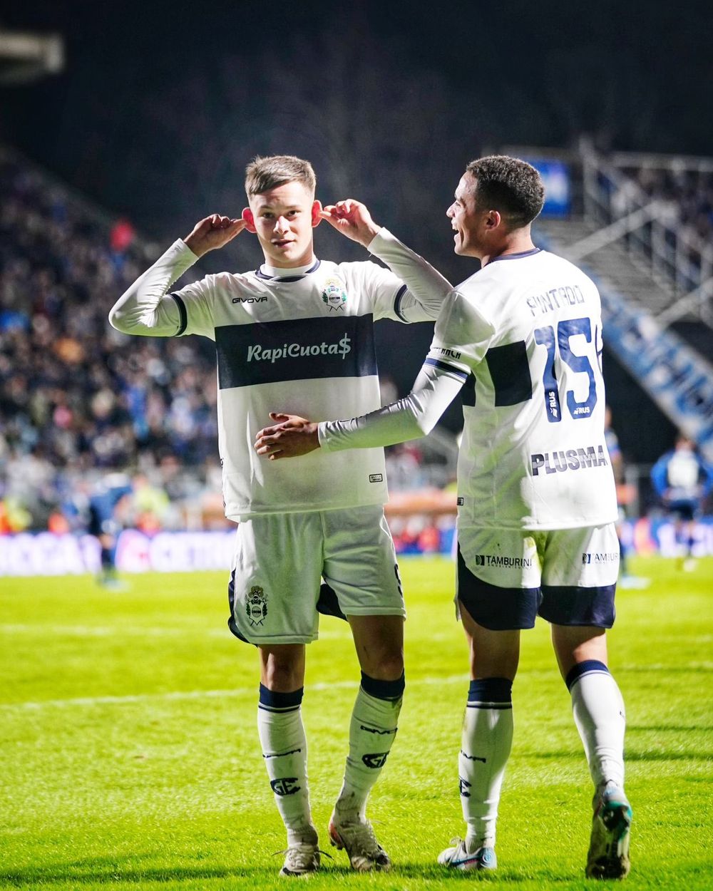 Matías Abaldo y su festejo para Mirko