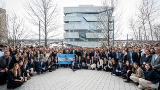 Asistentes a la décima conferencia anual de Masters Argentina, frente al edificio de Columbia Business School, en Nueva York