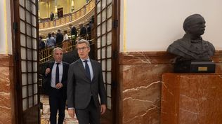 El vicesecretario de Coordinación Autonómica y Local del PP, Elías Bendodo, y el presidente del Partido Popular, Alberto Núñez Feijóo.