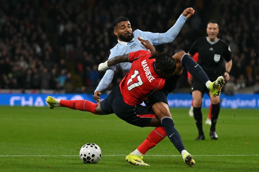 Rodrigo Aguirre de Uruguay ante Noni Madueke de Inglaterra