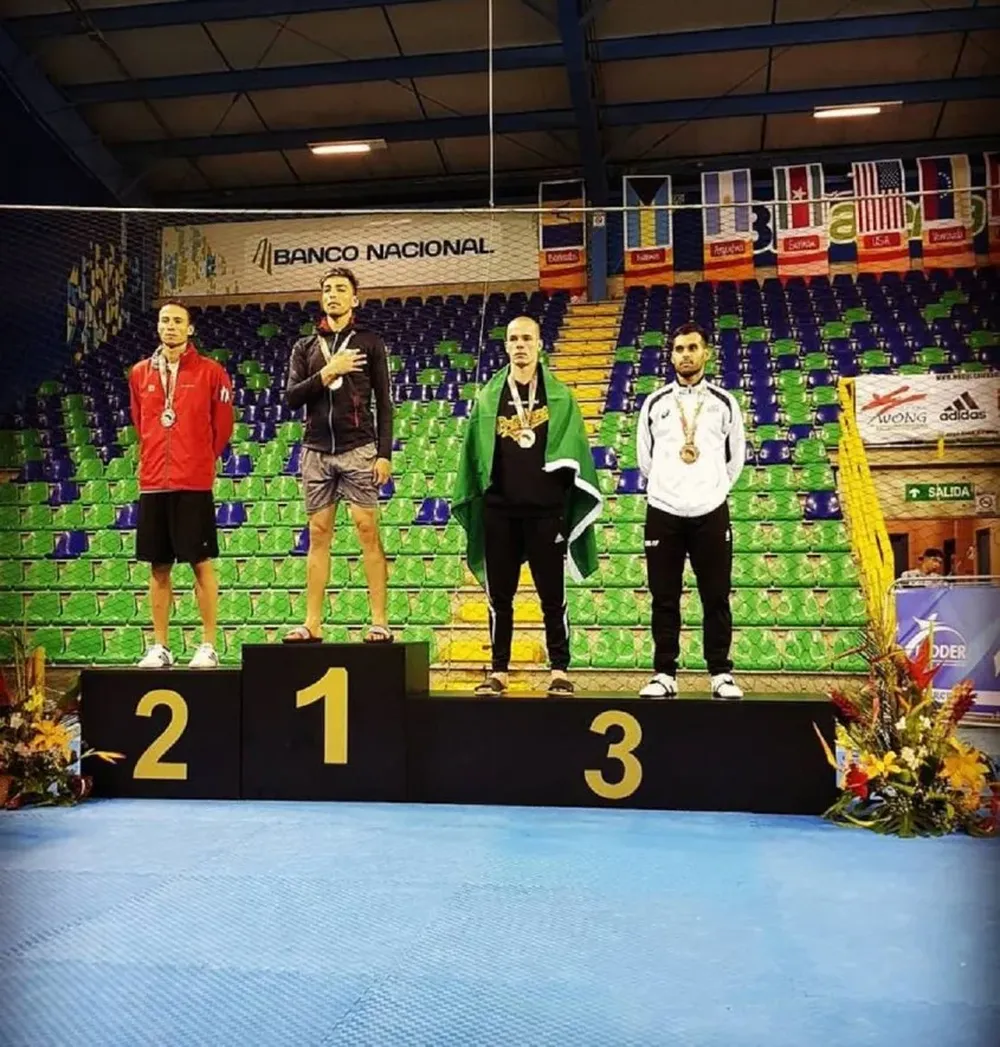 Federico González, de blanco, en el podio